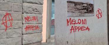 Le scritte d’odio contro Meloni comparse sui muri del centro storico di Massa