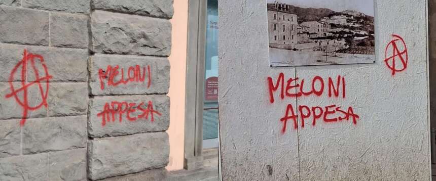 Le scritte d’odio contro Meloni comparse sui muri del centro storico di Massa