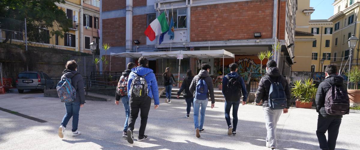 “Alle 8 è troppo presto”: la proposta di far entrare i ragazzi a scuola più tardi accende il dibattito