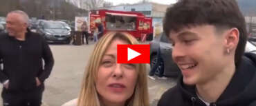 Chiede un selfie alla Meloni poi cerca di irritarla: “Io voto no”. Ma lei gli sorride e gli dà una lezione… (video)