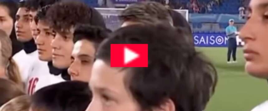 Silenzio durante l’inno. Così le calciatrici iraniane si ribellano al regime degli ayatollah (video)