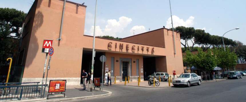 Tax credit, “M. Il figlio del secolo” e “Queer” nel mirino della Guardia di Finanza: blitz a Cinecittà
