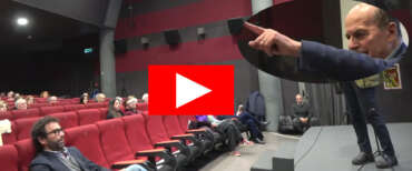 Referendum, quattro gatti all’adunata delle toghe del “No” con Bersani. Il video del clamoroso flop in sala