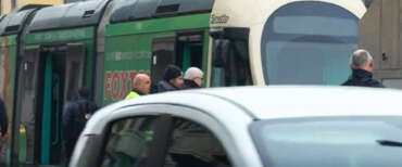 Milano, quarto incidente di fila su un tram: fuoco e panico tra i passeggeri. Sardone: “Prezzi doppi, sicurezza minima”