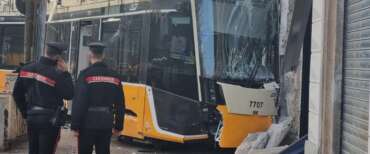 Tram deragliato a Milano, il conducente è indagato per disastro ferroviario. Errore di identità della seconda vittima