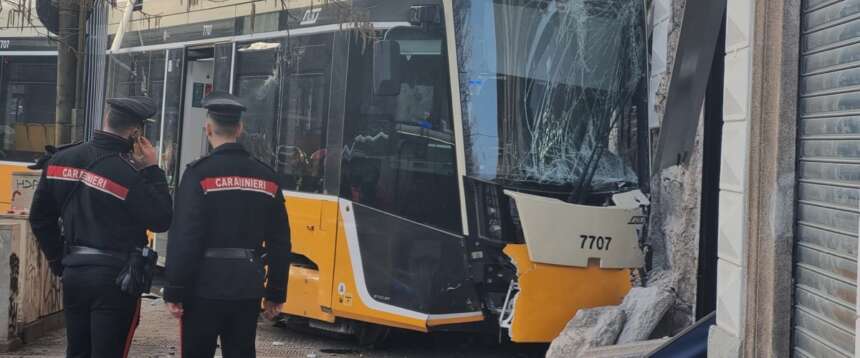 Tram deragliato a Milano, il conducente è indagato per disastro ferroviario. Errore di identità della seconda vittima
