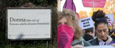 Il manifesto di Pro Vita contestato perché riportava la definizione di “donna”; una manifestazione di transfemministe