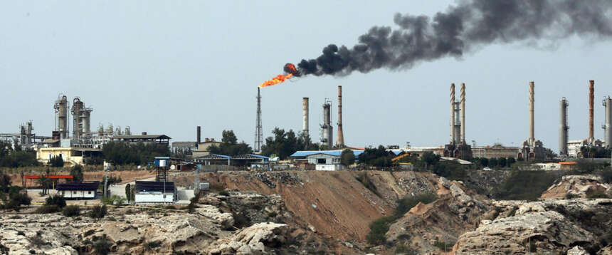 Trump bombarda Kharg, l’isola del petrolio, l’Iran colpisce l’ambasciata Usa in Iraq. Taglia di 10 milioni su Khamenei