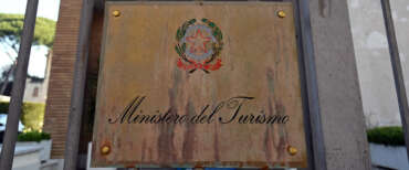 Turismo, l’interim va alla Meloni. “Settore strategico per l’Italia, grazie alla Santanchè per quanto fatto”