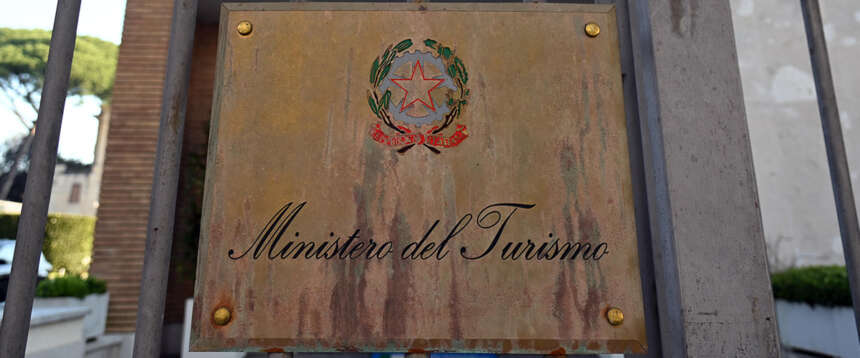 Turismo, l’interim va alla Meloni. “Settore strategico per l’Italia, grazie alla Santanchè per quanto fatto”