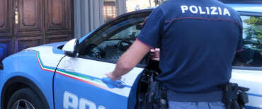 Verona, nigeriano trascina nei cespugli e colpisce un uomo con un ramo per rubargli gli spiccioli del parcheggio