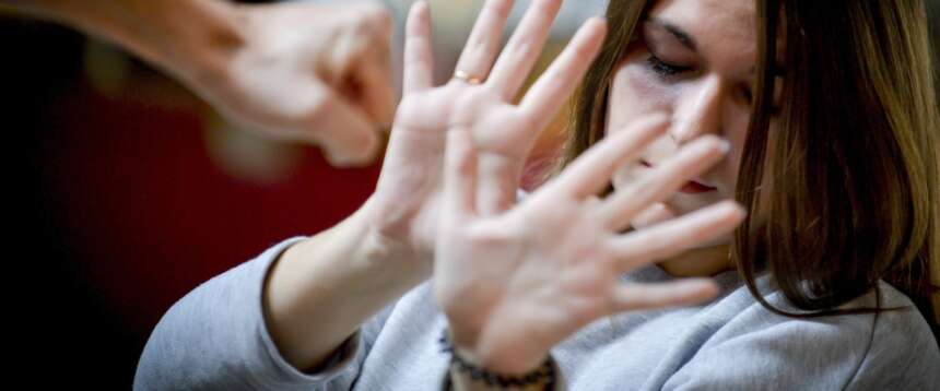 Marocchino sfonda la porta e aggredisce la ex a pugni e morsi