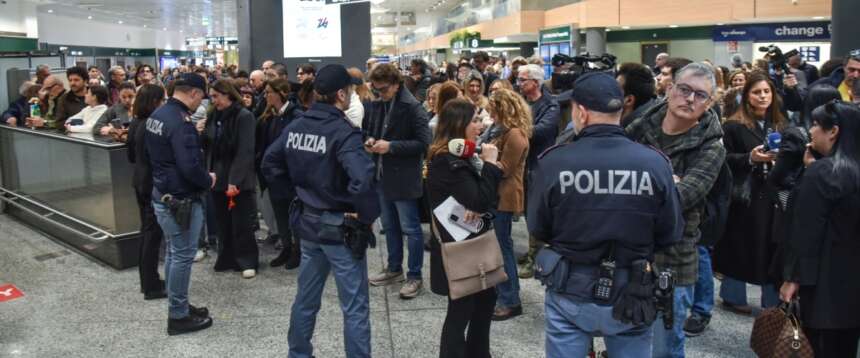 Atterrato a Malpensa il volo con i 200 studenti bloccati a Dubai. Abbracci, lacrime e un lungo applauso