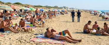 Rimini choc, coppia di turisti americani fa sesso in spiaggia nella domenica di Pasqua in mezzo a famiglie e bambini: denunciati