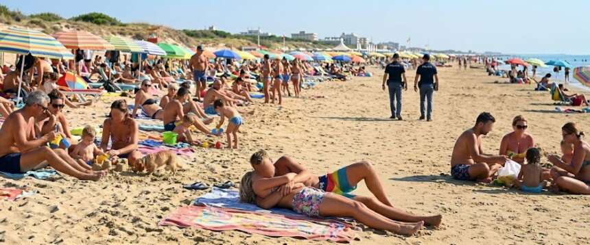 Rimini choc, coppia di turisti americani fa sesso in spiaggia nella domenica di Pasqua in mezzo a famiglie e bambini: denunciati