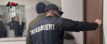 Pozzuoli, armi e droga in ascensore: i carabinieri stanano un market della droga “fatto in casa”