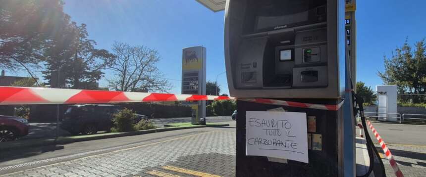 Francesi, svizzeri e austriaci vengono a fare il pieno in Italia: la nostra benzina è diventata la più economica