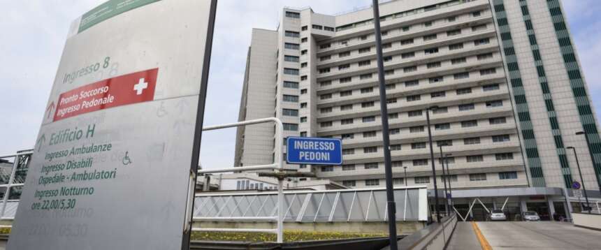 Bologna, morto il bambino di un anno e mezzo caduto dal balcone: era in casa con i parenti e la sorellina