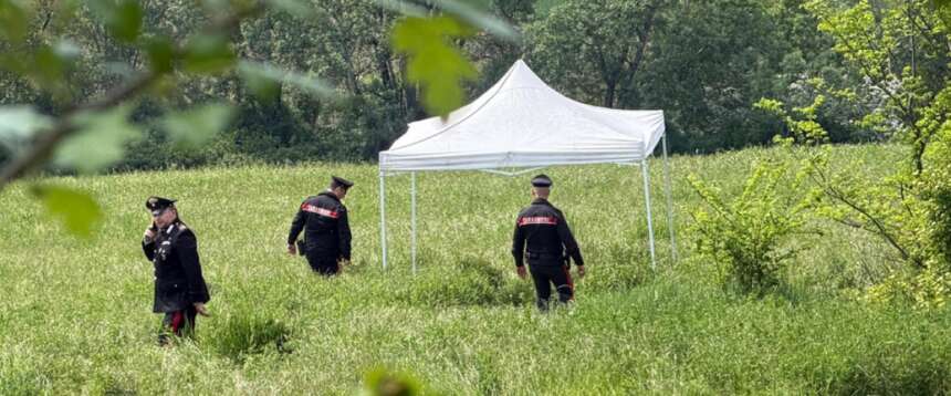 Giallo a Pavia, il cadavere di una ragazza scomparsa da tre giorni trovato in un dirupo. Nessuna ipotesi esclusa