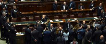 Dl Sicurezza, caos alla Camera: l’opposizione occupa i banchi del governo e Rampelli sospende Scotto (video)