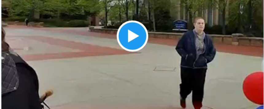 Ancora odio su Kirk negli Usa: studente armato di forbici aggredisce e minaccia gli attivisti di destra all’università