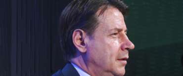 Conte leader indiscusso… dei voltaggabana: tutte le giravolte di “Giuseppi”, che ora torna a flirtare con gli Usa