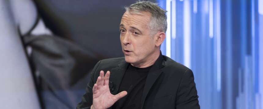 Diaco cambia apertura di BellaMa’: via la sigla, spazio al viaggio del Papa: “Ha bisogno del nostro sostegno”