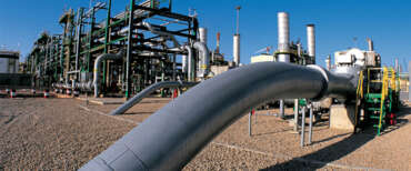 In piena crisi energetica, Eni scopre un “tesoretto” di gas in Indonesia tra paludi, coccodrilli e oranghi nel bacino del Kutei