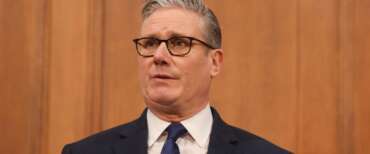 Gran Bretagna, il nuovo delirio woke di Starmer: la carta d’identità digitale non riporterà il sesso della persona