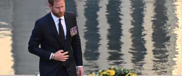 L’omaggio segreto di Harry a Elisabetta per il suo centenario dalla nascita: i fiori sulla tomba della nonna