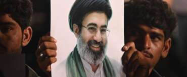 La lunga degenza di Mojtaba Khamenei: impartisce solo ordini. Ferito al volto e alle gambe dai bombardamenti