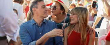 Il premier spagnolo Sànchez con la moglie – FOTO ANSA