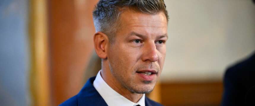 Magyar alla sua prima intervista da leader ungherese alla tv di stato gela avversari e sinistra italiana di Schlein e Fratoianni