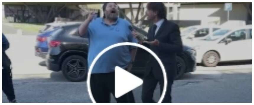 Mario Adinolfi aggredisce Filippo Roma de Le Iene, poi rivendica la tirata di capelli: “Questo è niente” (video)