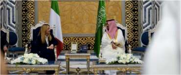 Giorgia in missione “energetica”, l’opposizione sprofonda sul divano. Ecco perché non c’è partita