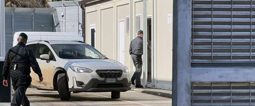 Migranti a Gjader, ecco chi sono gli ospiti “reclusi” che sentenze e certificati medici rimandano in Italia “liberi di delinquere”