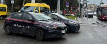 Roma, tre molotov contro la casa del figlio di un boss ai domiciliari: vetri infranti ma nessun ferito