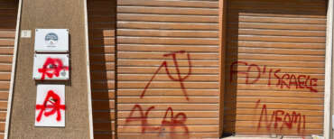 Pescara, i “partigiani” della libertà vandalizzano la sede di FdI: insulti e scritte antisemite