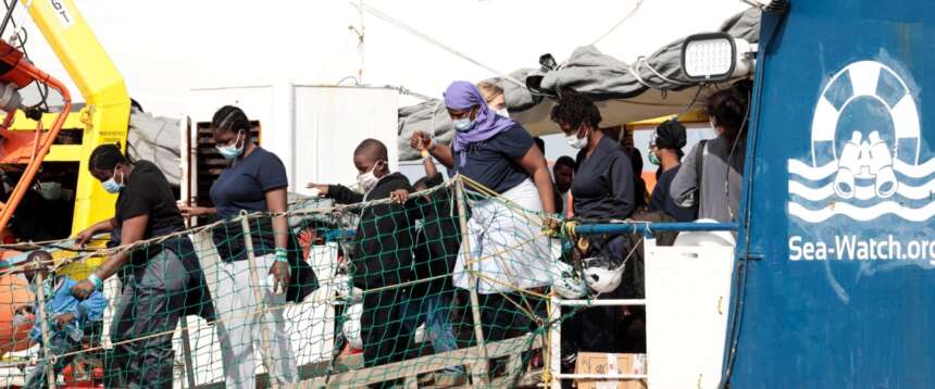 Il fermo della nave Sea Watch per migranti a Lampedusa è un ottimo segnale: cosa dice il sondaggio del Secolo