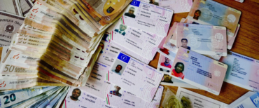 Napoli permessi in cambio di sesso