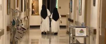 New York, i dem dichiarano guerra alle suore: o accettate l’agenda Lgbt o vi chiudiamo. Le religiose presentano ricorso federale