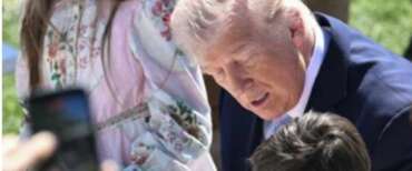 Trump scherza con i bambini a Pasqua: “Vi firmo gli autografi, ma Biden avrebbe usato l’autopen” (video)