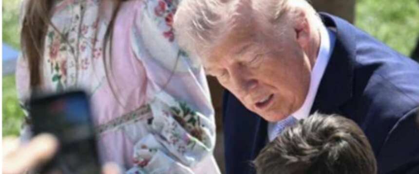 Trump scherza con i bambini a Pasqua: “Vi firmo gli autografi, ma Biden avrebbe usato l’autopen” (video)