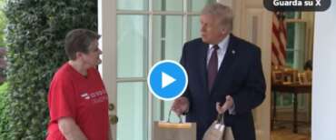 Trump ordina hamburger e patatine per la Casa Bianca, il video della consegna allo Studio Ovale fa il giro del mondo e interroga, scomodandoli, analisti e commentatori