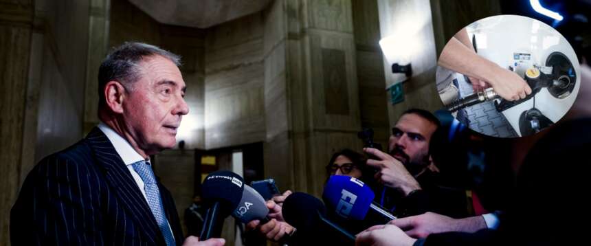 Carburanti, il governo fa sul serio. Urso: “Prezzi ridotti alla pompa. Le compagnie petrolifere ci hanno ascoltato”