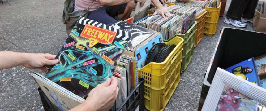 Meno smartphone, più vinili: l’analogico è di nuovo tra noi. E Barbie lo aveva previsto