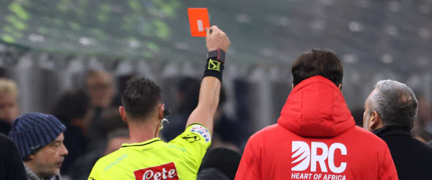 Arbitro chiede il permesso di soggiorno a due calciatori immigrati. Linciato: “E’ razzismo!”