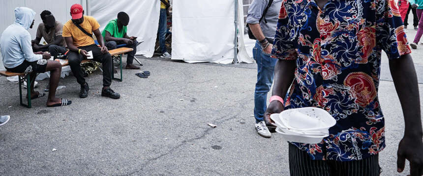 Dichiararsi gay, sieropositivi e depressi per ottenere asilo: scoperta l’ultima “truffa” sui migranti