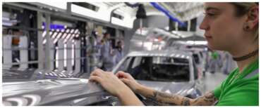 Incentivi auto, il governo riapre alla rottamazione. Urso contro il Green Deal: “Ha distrutto l’industria”