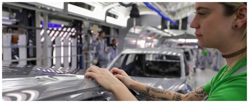 Incentivi auto, il governo riapre alla rottamazione. Urso contro il Green Deal: “Ha distrutto l’industria”